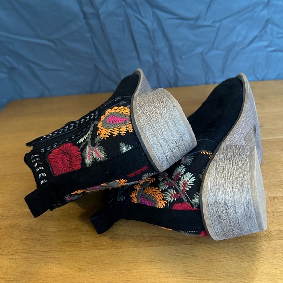 Tiara Chelsea Boots - Picture 5 of 7